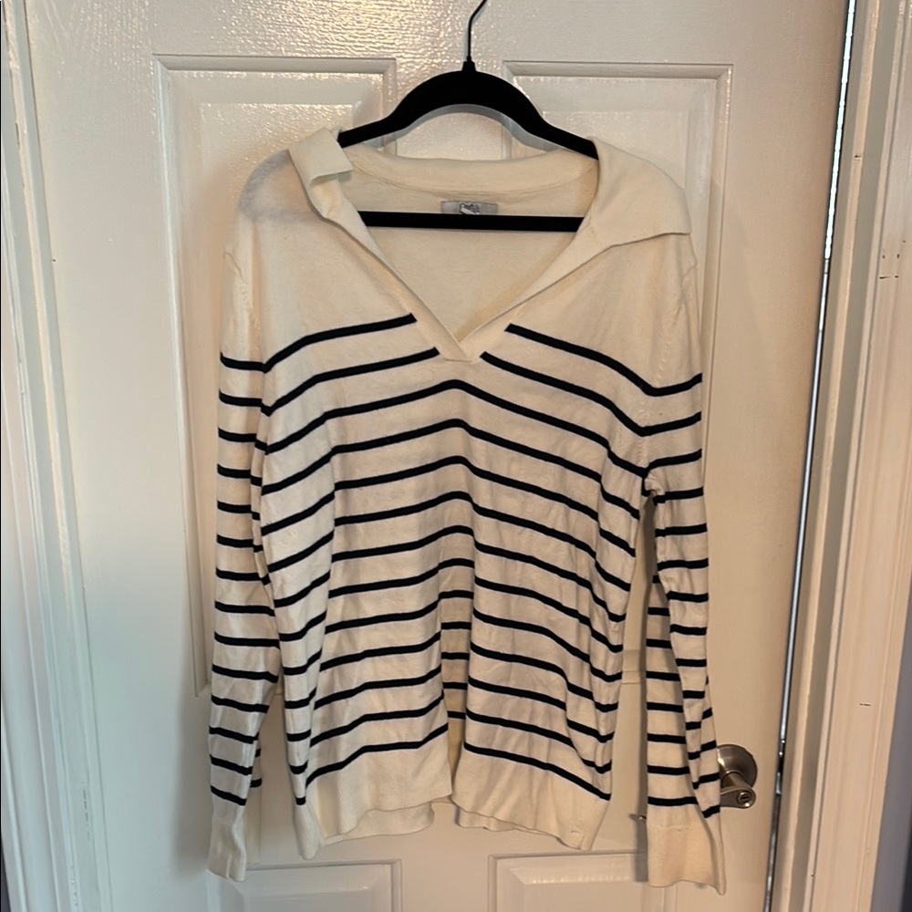 Croft & Barrow Cream and Black V-Neck Sweater soft!